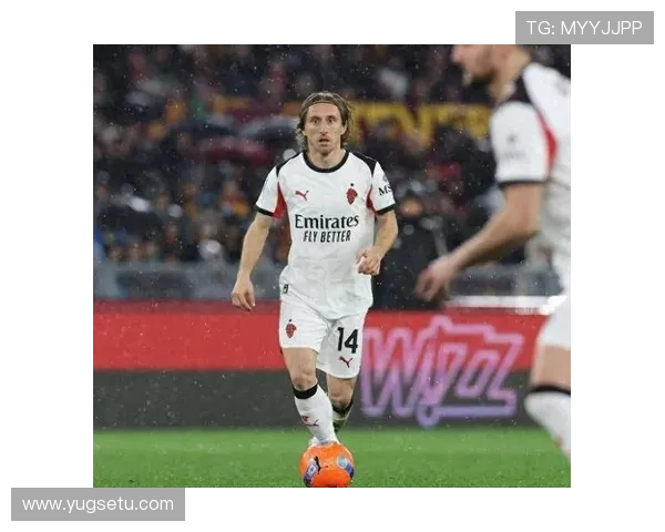 莫德里奇国家德比对阵巴萨的中场表现解析 莫德里奇国家德比对阵巴萨的中场表现解析