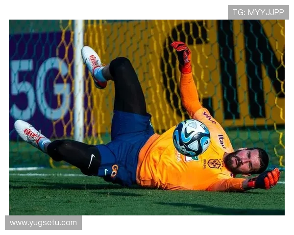 阿利松 vs 埃德森:出球组织与门线能力风格对比 阿利松 vs 埃德森:出球组织与门线能力风格对比